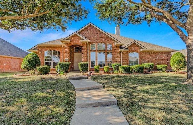 view of front of property featuring a front lawn