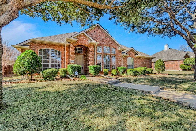 view of front facade with a front lawn