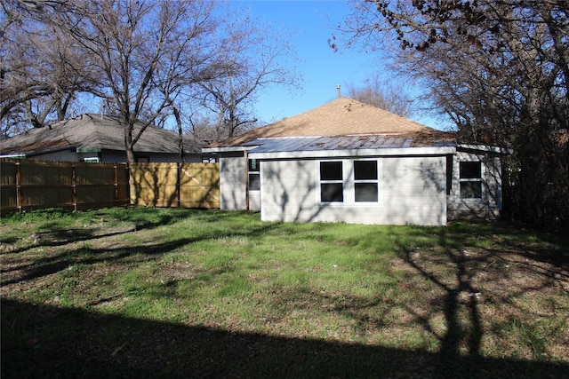 back of house featuring a lawn