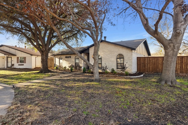 view of front of house featuring a front lawn