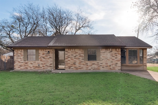 ranch-style house featuring a front yard