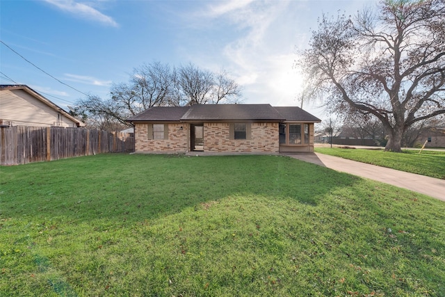 single story home featuring a front lawn