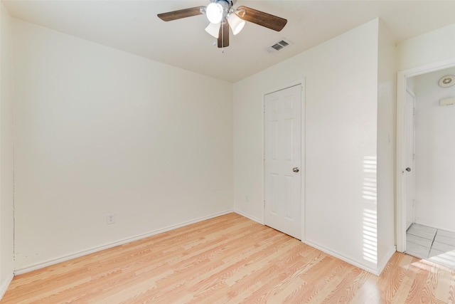 unfurnished bedroom featuring light wood-type flooring, a closet, and ceiling fan