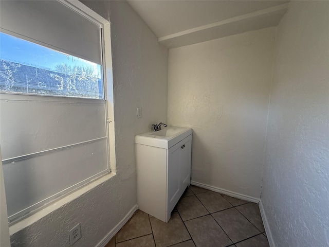 laundry room with sink and light tile patterned floors