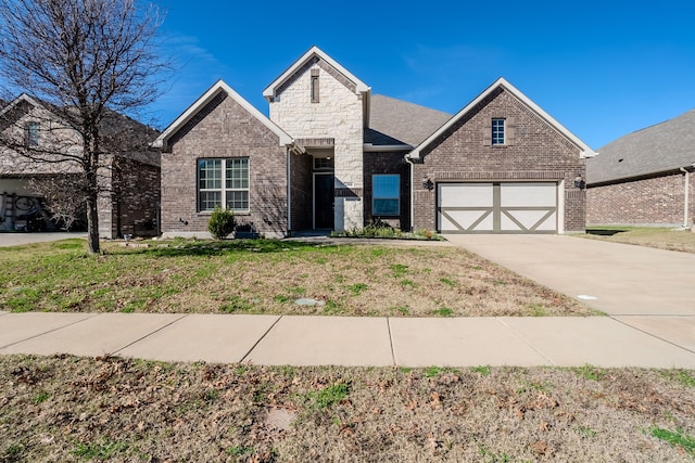 view of front of property featuring a front yard