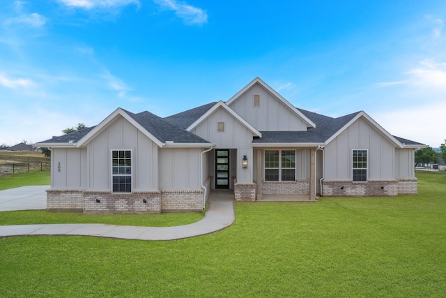 view of front of house featuring a front lawn