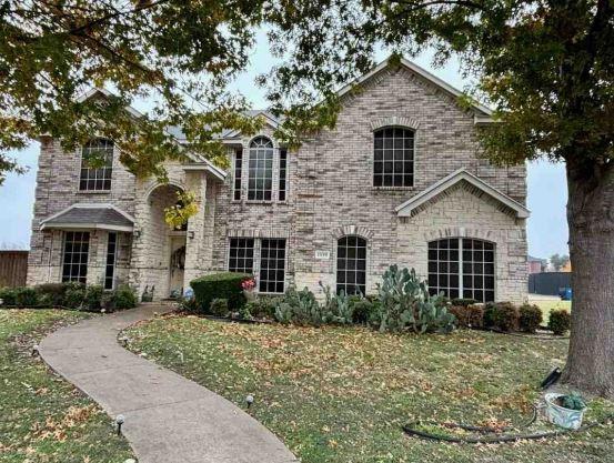 view of front of property with a front lawn