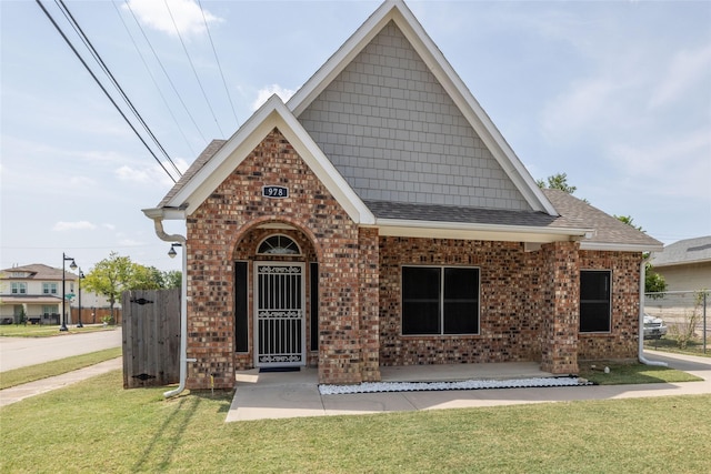 view of front of property with a front yard