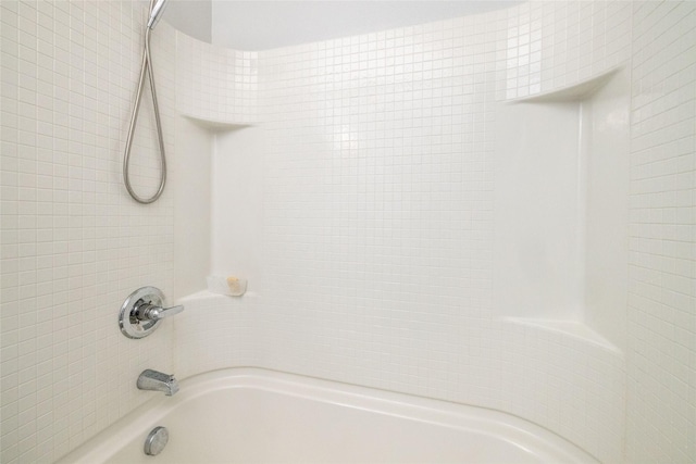 bathroom featuring tiled shower / bath