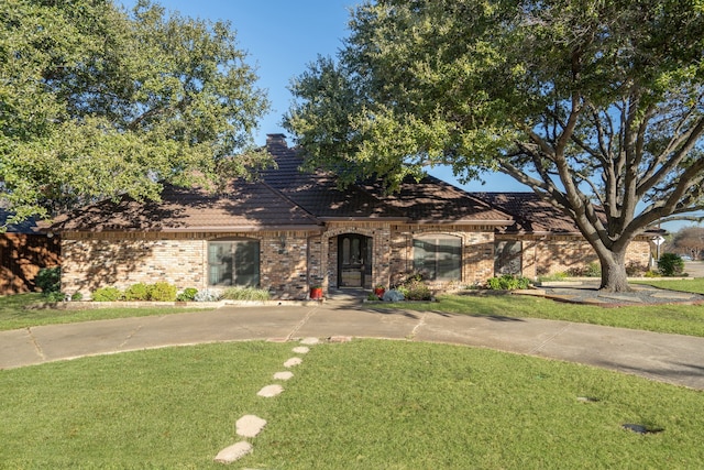 view of front of house featuring a front lawn