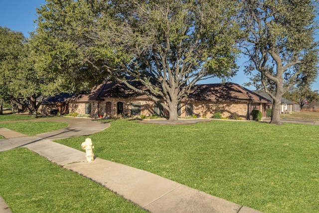 view of front of property featuring a front lawn