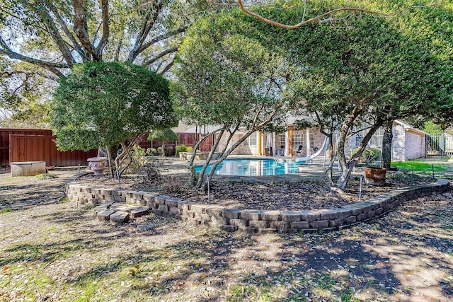 view of yard featuring a fenced in pool