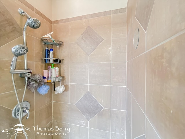 bathroom featuring tiled shower