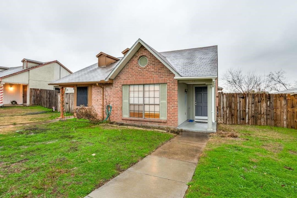 view of front of house featuring a front lawn