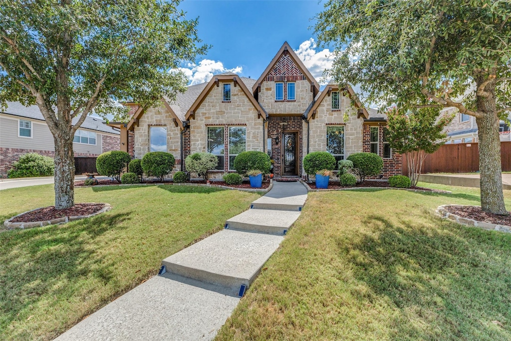 view of front of property featuring a front yard