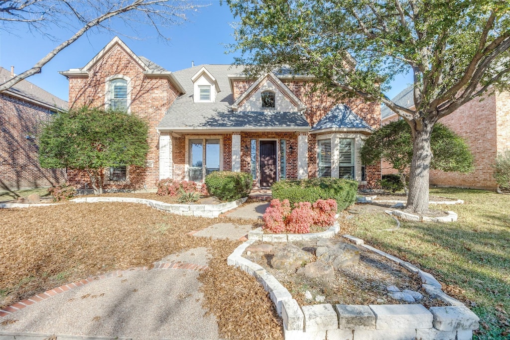 front of property with a front lawn