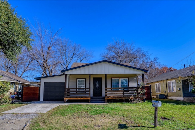 view of front of property featuring a front lawn and a porch