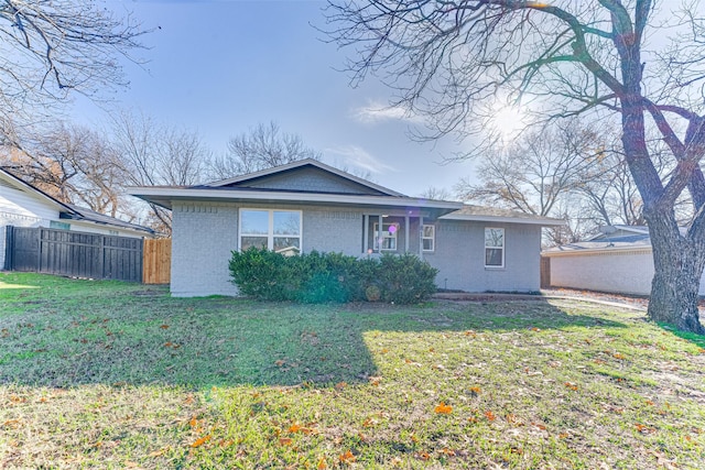 view of front of home featuring a front yard