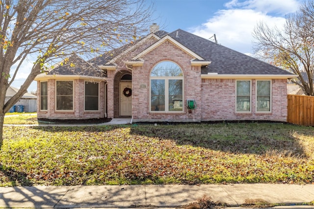 ranch-style house featuring a front yard