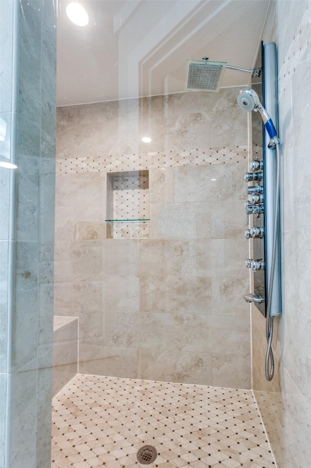 bathroom featuring a tile shower