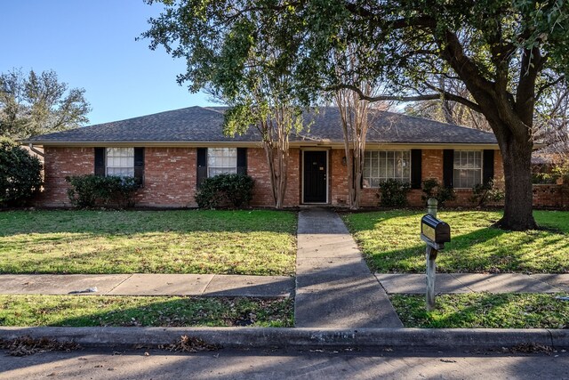 single story home featuring a front lawn