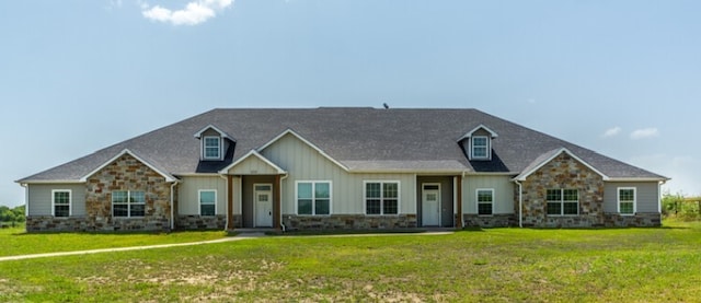 craftsman house featuring a front lawn