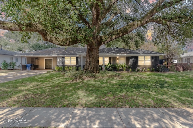 single story home featuring a carport and a front lawn