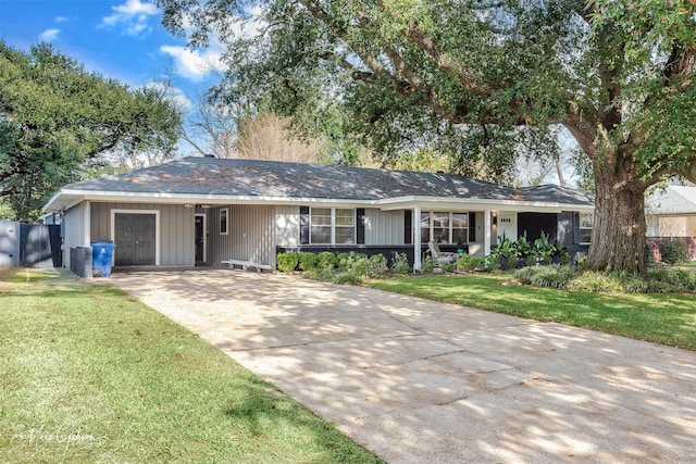 single story home with a front lawn