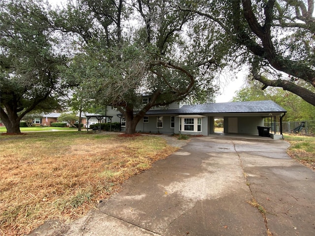 view of front facade featuring a carport and a front yard