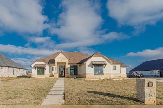 view of front of home featuring a front lawn