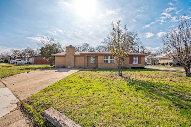 single story home featuring a front yard