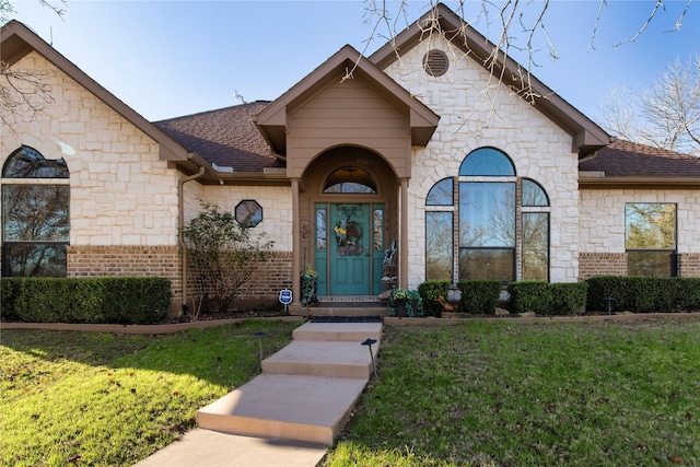 view of front of property with a front lawn