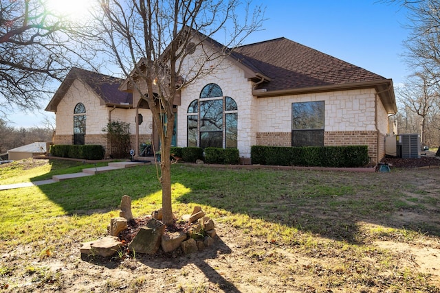 view of front facade featuring central AC unit and a front lawn