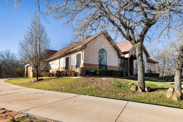 view of front of home with a front lawn