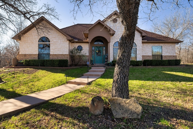 view of front of home featuring a front yard