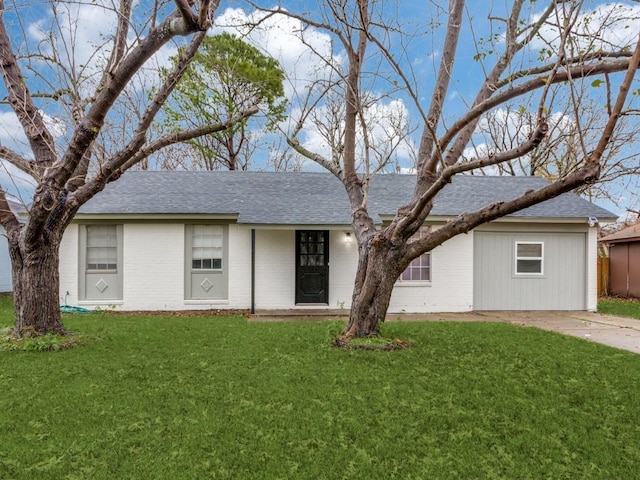 single story home with a front lawn