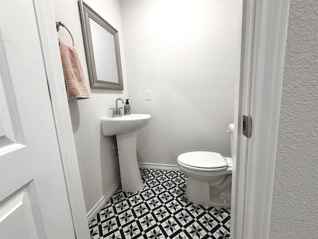 407 W Saunders St, Trenton, TX 75490 - half bath featuring toilet, baseboards, and a sink
