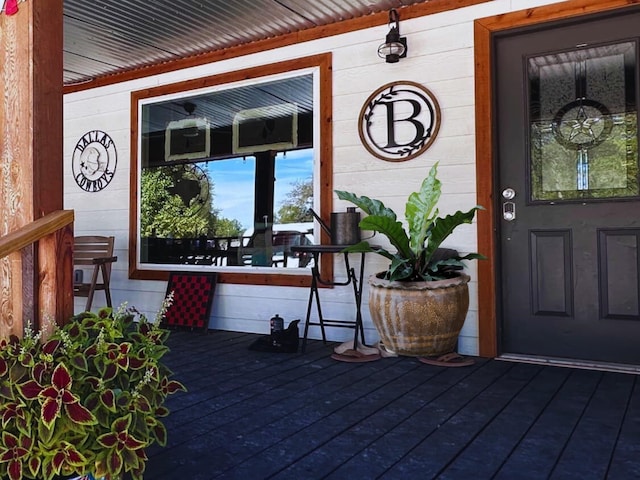 property entrance featuring a porch