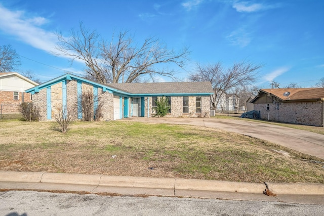 ranch-style home featuring a front lawn