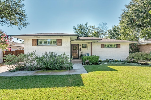 view of front of property featuring a front lawn