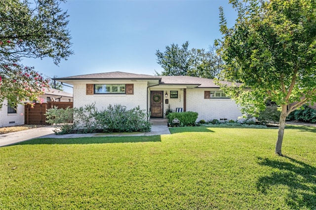 view of front of house featuring a front lawn