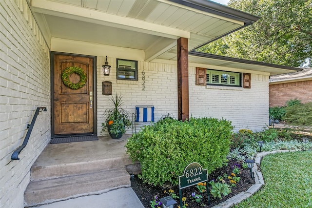 entrance to property featuring covered porch