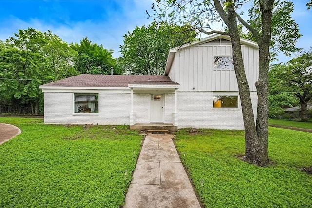 view of front of home featuring a front lawn