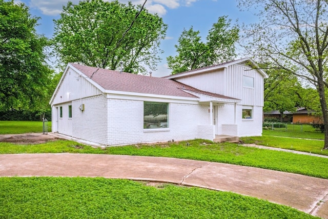 view of front facade with a front yard