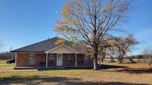 view of front of property featuring covered porch and a front yard