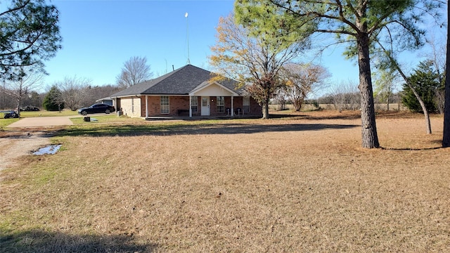 view of front facade featuring covered porch and a front yard