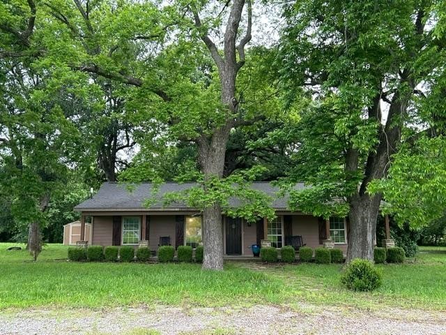 view of front of house featuring a front lawn