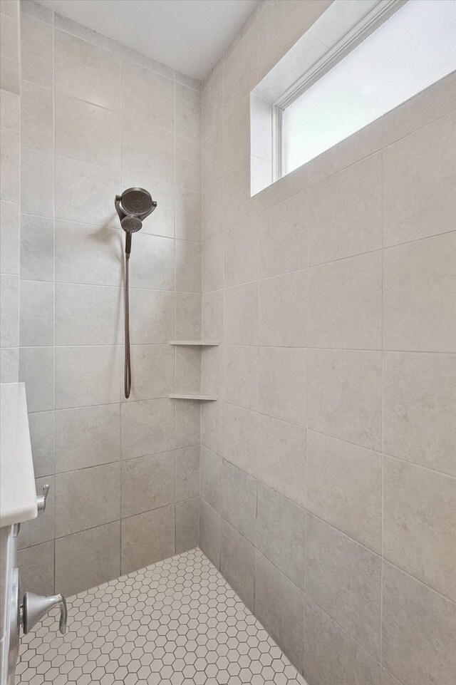 bathroom featuring tiled shower