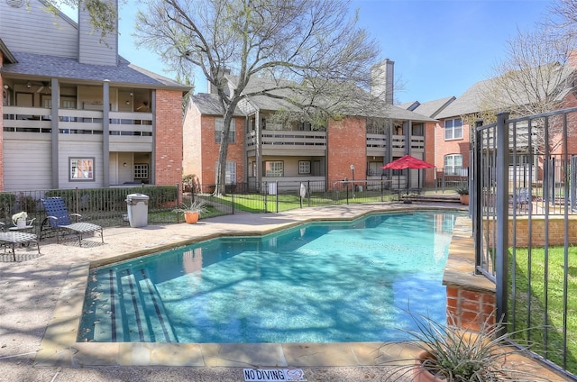 view of swimming pool