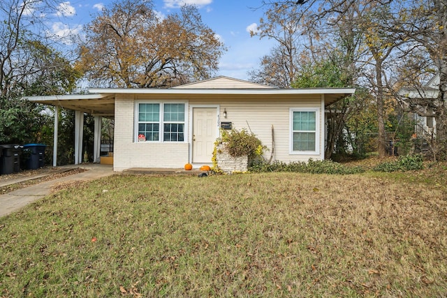 view of front of property featuring a carport and a front yard